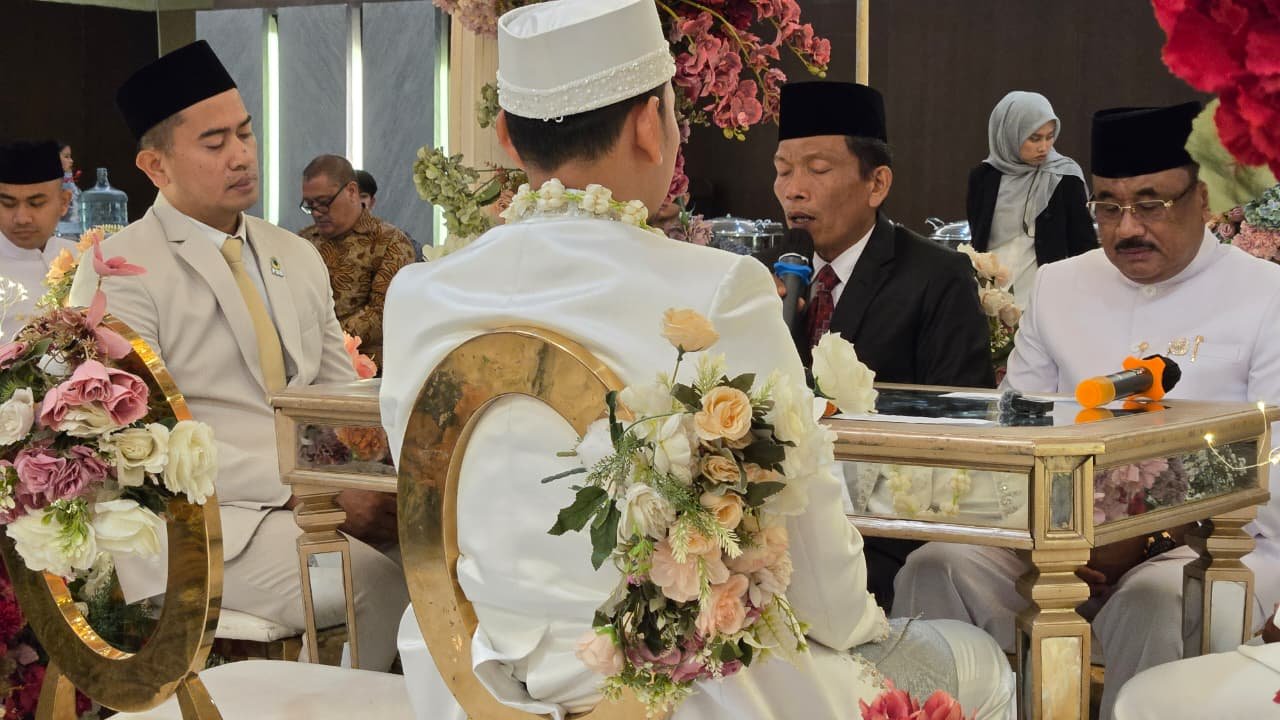 Ketua Umum Partai Bulan Bintang (PBB) Gugum Ridho Putra bersama sejumlah petinggi Dewan Pimpinan Pusat Partai Bulan Bintang (DPP PBB) hadir di acara resepsi pernikahan putri kedua DR. Drs Ali Amran Tanjung, S.H, M.Hum, dr. Annisa Ananda Tanjung dan dr. Randi Permana Ridwan.